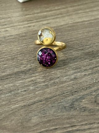 Anillo ajustable con pétalos y piedras brillantes