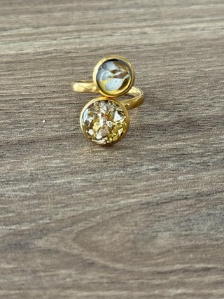 Anillo ajustable con pétalos y piedras brillantes
