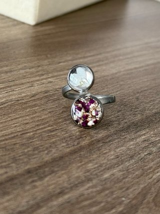 Anillo ajustable con pétalos y piedras brillantes