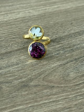 Anillo ajustable con pétalos y piedras brillantes