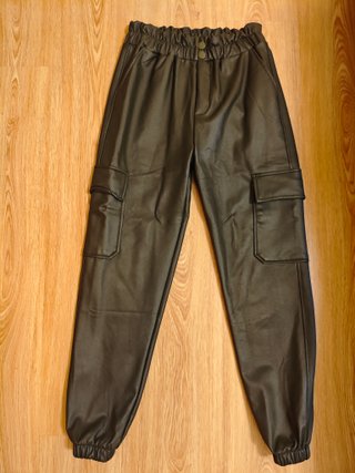 Pantalón cargo efecto piel