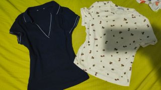 Polo azul y camiseta con estampado de flores