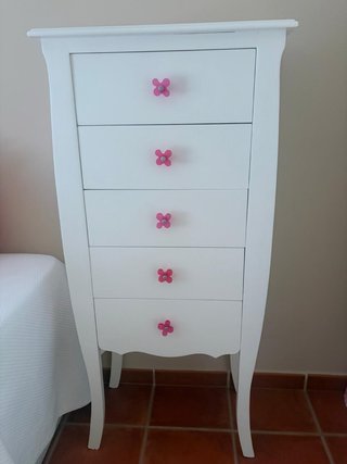 Cómoda blanca con tiradores rosas