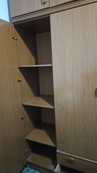 Armario de madera marrón