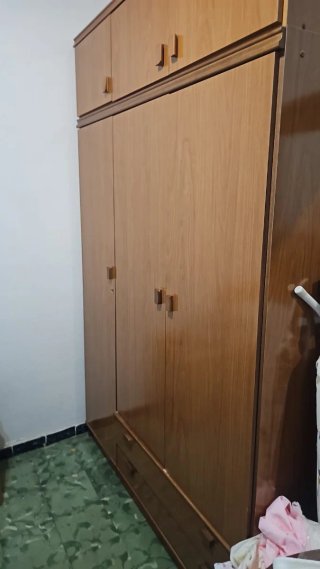Armario de madera marrón