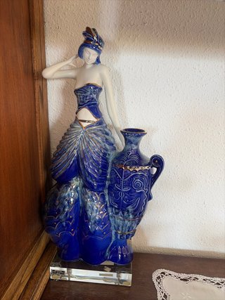Figura de porcelana azul y dorada
