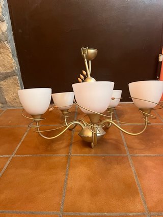 Lámpara de techo dorada con tulipas