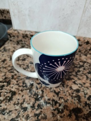 Taza de cerámica con flores azules