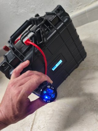Batería LiFePO4 100Ah con caja y accesorios