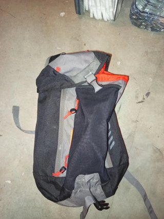 Mochila Quechua Negra y Naranja 20L