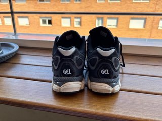 Zapatillas Asics Negras y Grises