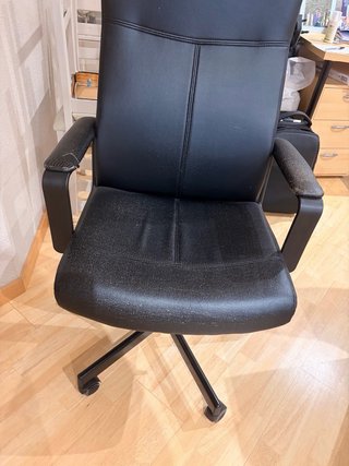 Silla de oficina negra con ruedas