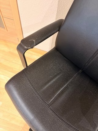 Silla de oficina negra con ruedas
