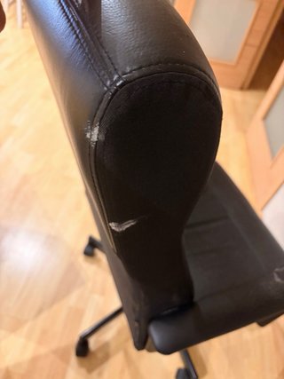 Silla de oficina negra con ruedas