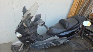 Piaggio Maxi Scooter Negra y Plateada