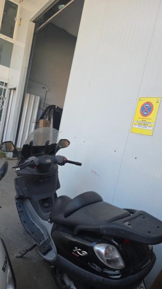 Piaggio Maxi Scooter Negra y Plateada
