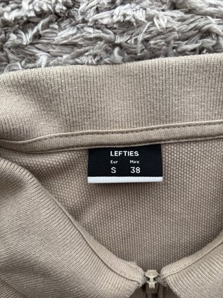Polo beige con cremallera