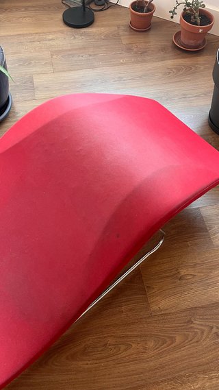 Diván chaiselongue diseño rojo y plata