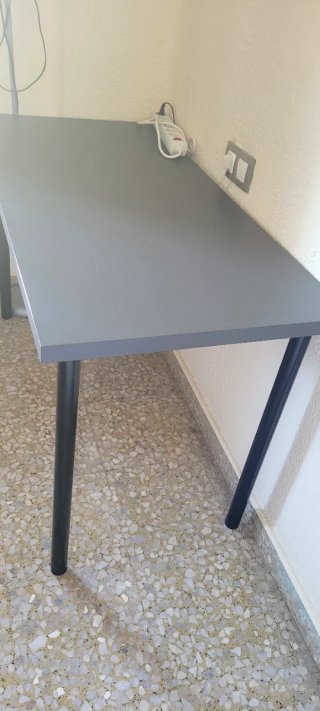 Mesa de Ikea y silla ergonómica