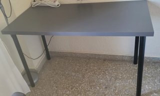 Mesa de Ikea y silla ergonómica