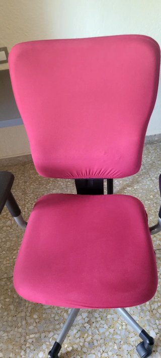 Mesa de Ikea y silla ergonómica