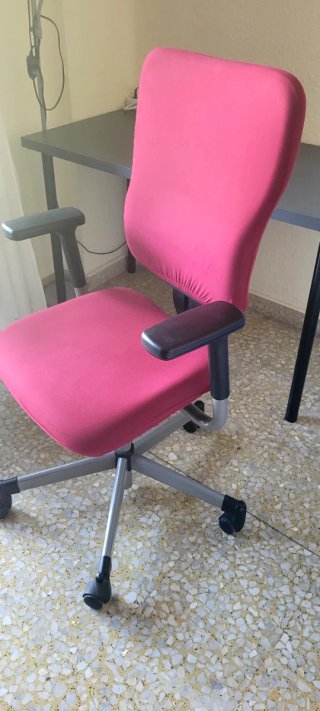 Mesa de Ikea y silla ergonómica