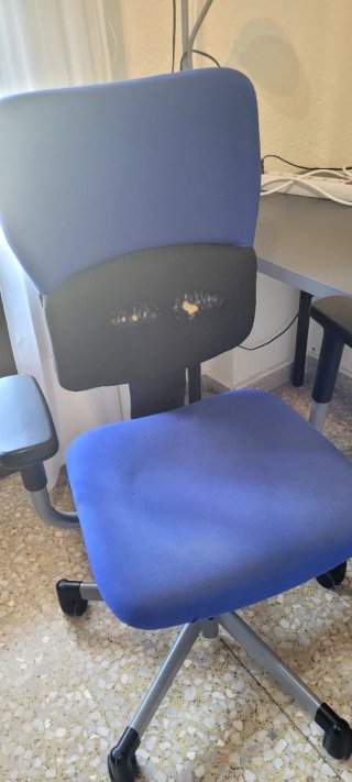 Mesa de Ikea y silla ergonómica