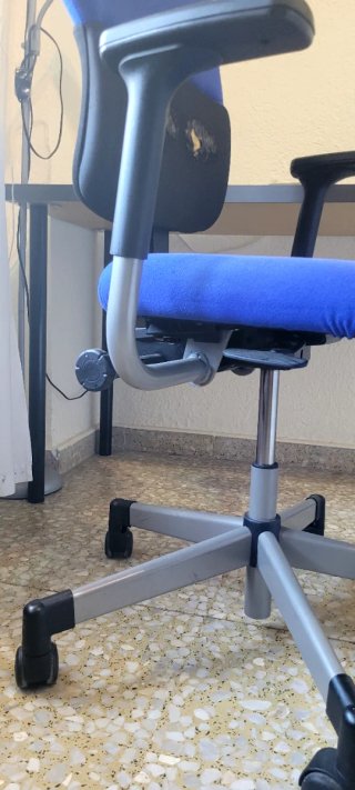 Mesa de Ikea y silla ergonómica