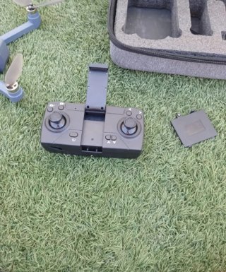 Drone con mando y accesorios
