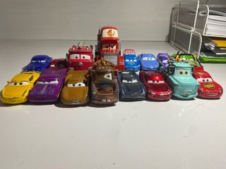 Coche de los cars, Super Wings y dinosaurios.