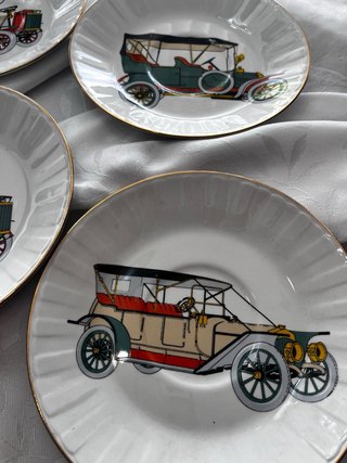Servicio de postre con coche antiguo