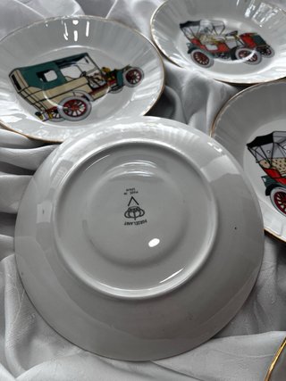 Servicio de postre con coche antiguo