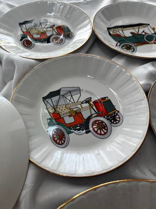 Servicio de postre con coche antiguo