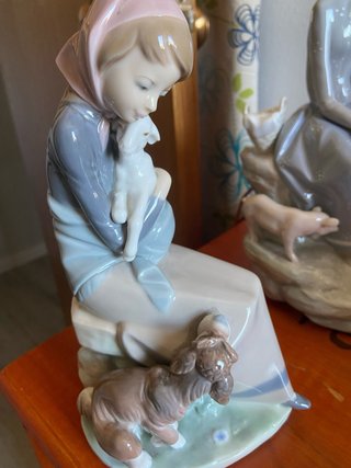 Figura de porcelana niña con oveja