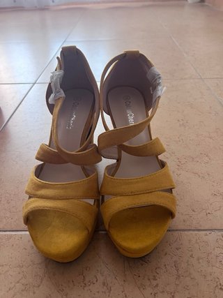 Zapatos de tacón plataforma mostaza