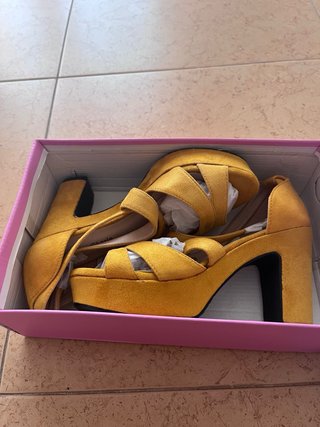 Zapatos de tacón plataforma mostaza
