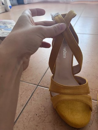 Zapatos de tacón plataforma mostaza