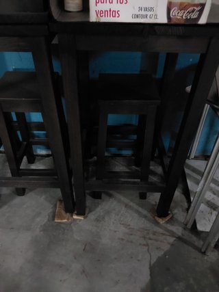Mesas altas y taburetes madera marrón oscuro