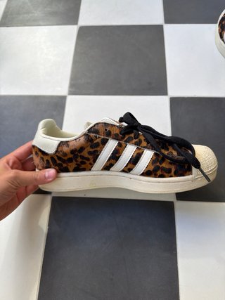 Adidas Superstar estampado leopardo