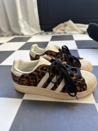 Adidas Superstar estampado leopardo