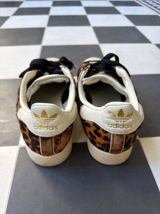Adidas Superstar estampado leopardo