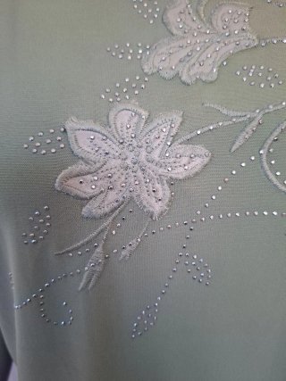 Blusa verde con flores blancas