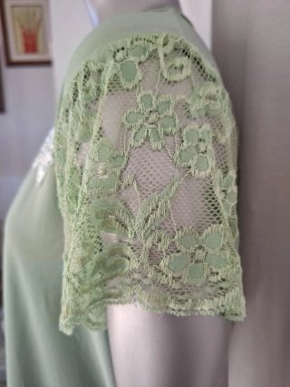 Blusa verde con flores blancas