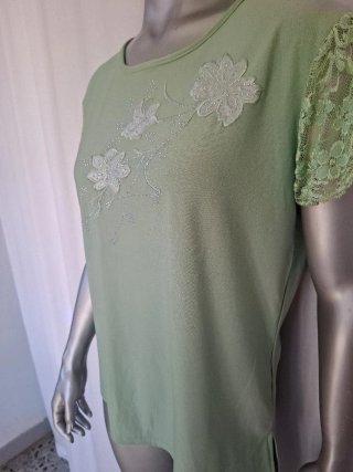 Blusa verde con flores blancas
