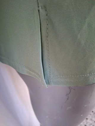 Blusa verde con flores blancas