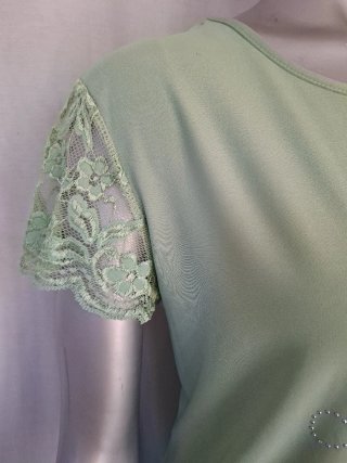 Blusa verde con flores blancas