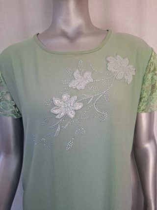 Blusa verde con flores blancas