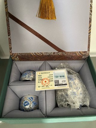 Juego de Té de Porcelana con baño de Plata.