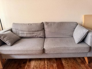 Sofá gris de tela