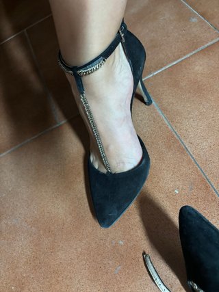 Tacones negros con cadena dorada